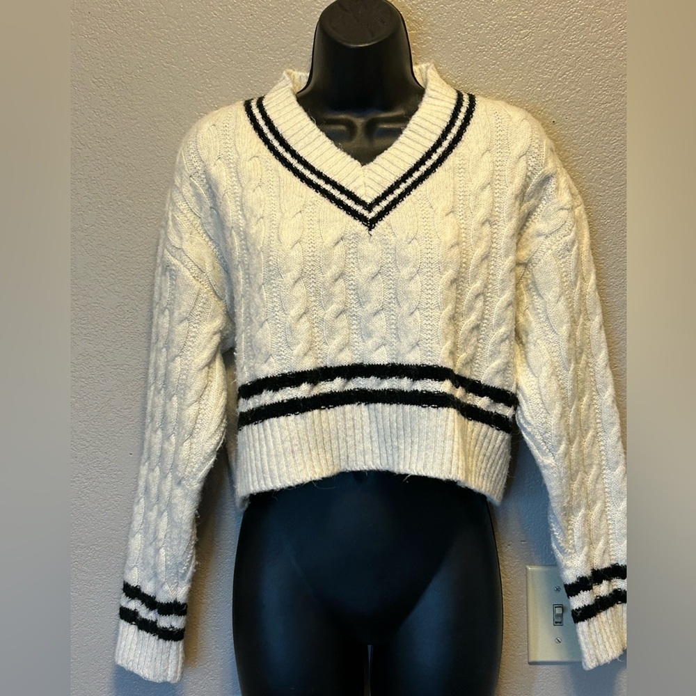 Commense V-Neck Cable Knit Cropped Chunky Preppy Sweater Cream and Black Sz M